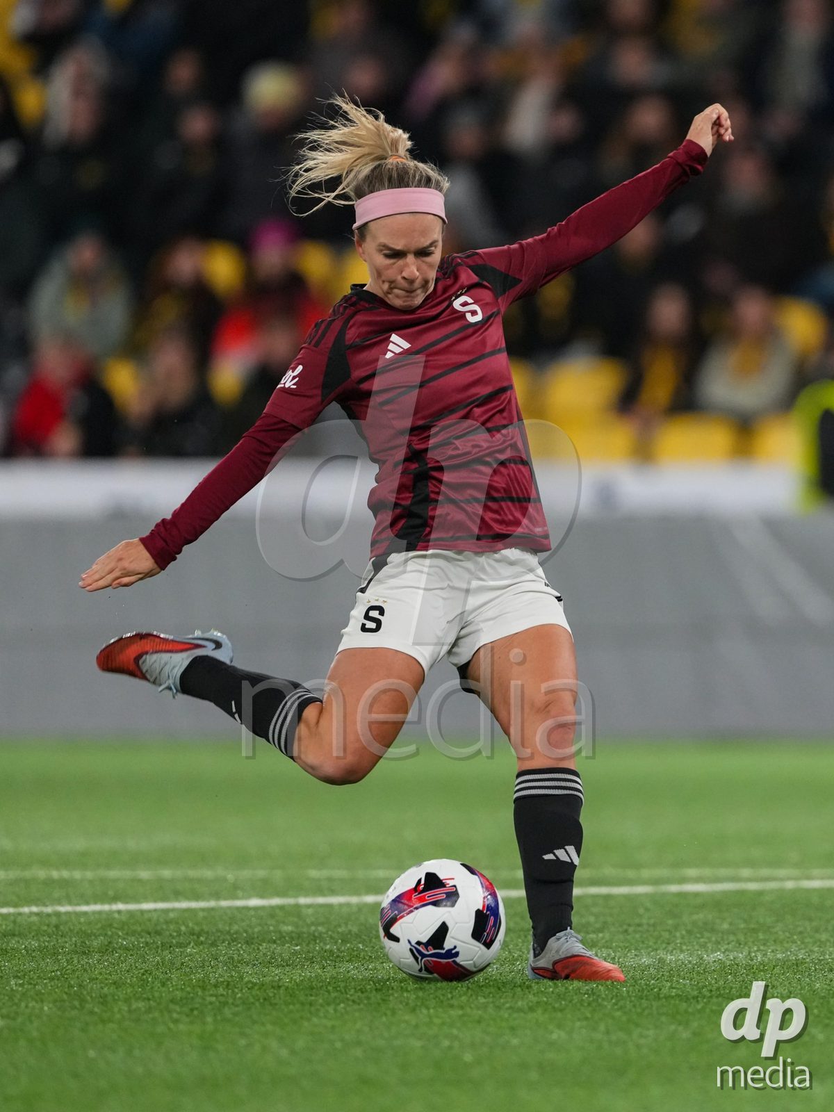 Schweiz: UEFA Women's Europa Cup 2025/26 1/8 final, BSC YB Frauen vs AC Sparta Praha - Stadion Wankdorf, Bern: Franny Cerna (22 Sparta Praha) erzielt das 1:0