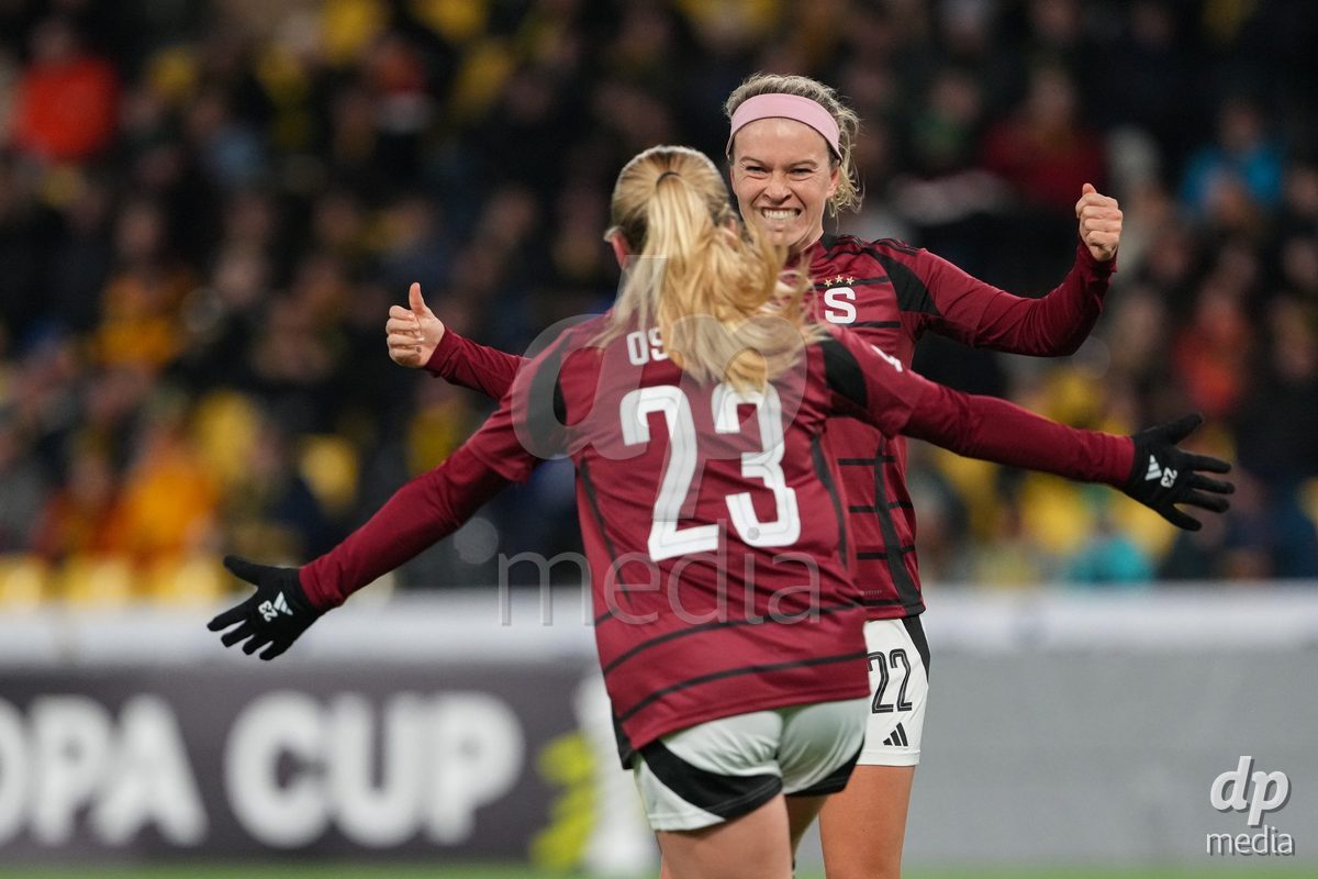 Schweiz: UEFA Women's Europa Cup 2025/26 1/8 final, BSC YB Frauen vs AC Sparta Praha - Stadion Wankdorf, Bern: Franny Cerna (22 Sparta Praha) jubelt nach ihrem tor mit Elizabeth Ospeck (23 Sparta Praha)