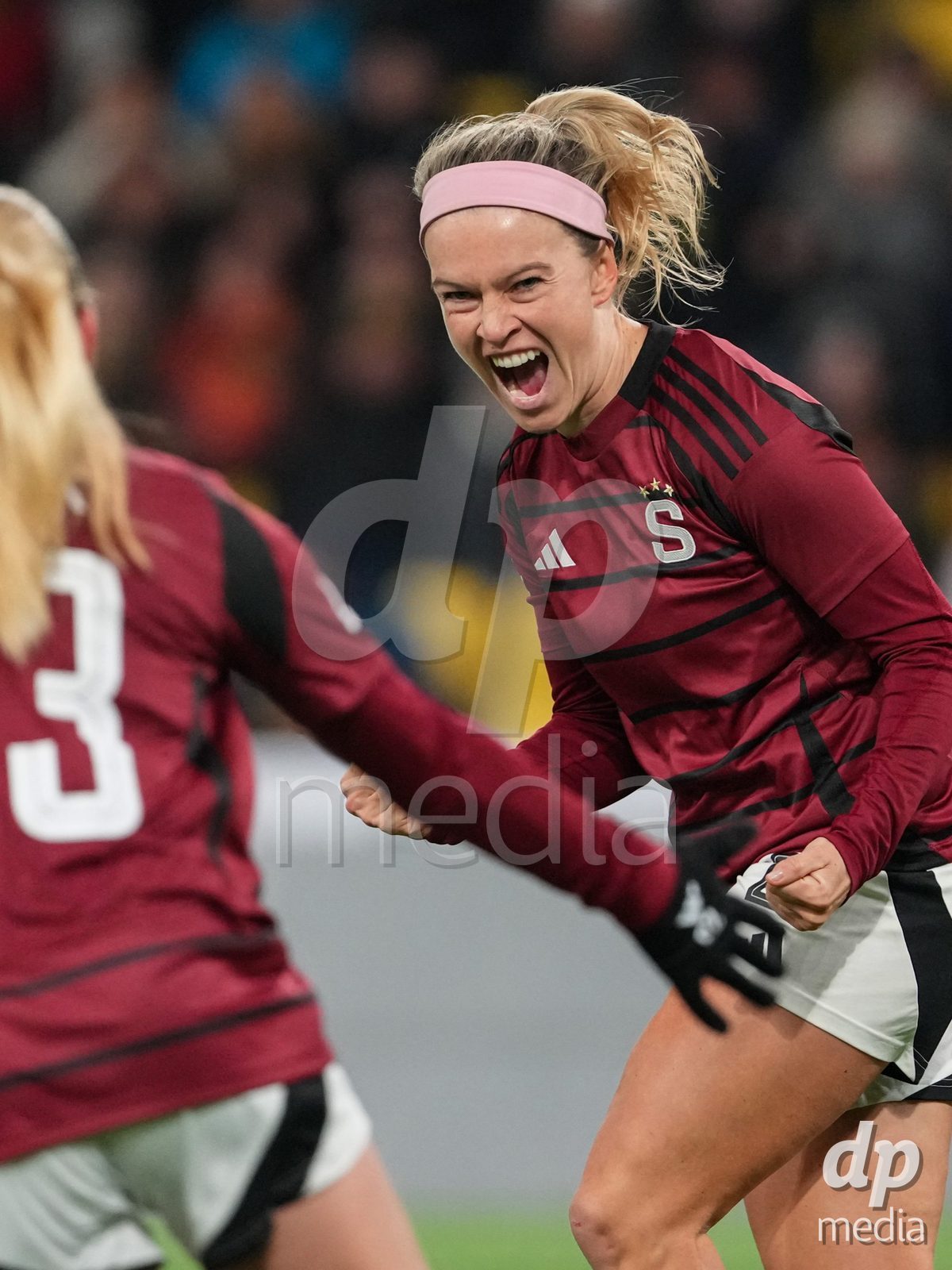 Schweiz: UEFA Women's Europa Cup 2025/26 1/8 final, BSC YB Frauen vs AC Sparta Praha - Stadion Wankdorf, Bern: Franny Cerna (22 Sparta Praha) jubelt nach ihrem tor mit Elizabeth Ospeck (23 Sparta Praha)
