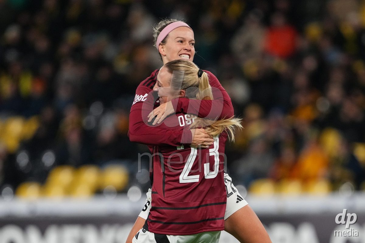Schweiz: UEFA Women's Europa Cup 2025/26 1/8 final, BSC YB Frauen vs AC Sparta Praha - Stadion Wankdorf, Bern: Franny Cerna (22 Sparta Praha) jubelt nach ihrem tor mit Elizabeth Ospeck (23 Sparta Praha)