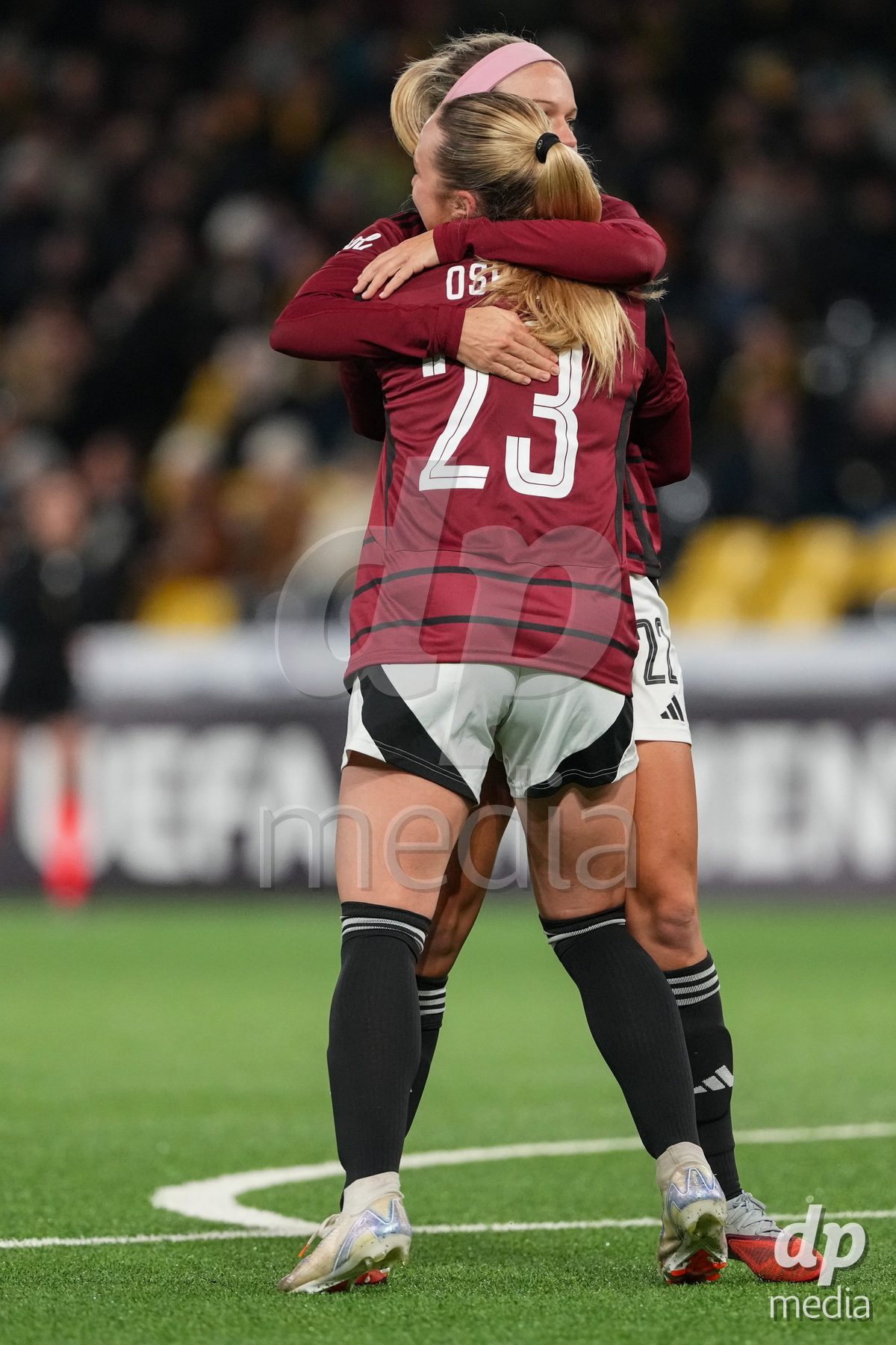 Schweiz: UEFA Women's Europa Cup 2025/26 1/8 final, BSC YB Frauen vs AC Sparta Praha - Stadion Wankdorf, Bern: Franny Cerna (22 Sparta Praha) jubelt nach ihrem tor mit Elizabeth Ospeck (23 Sparta Praha)