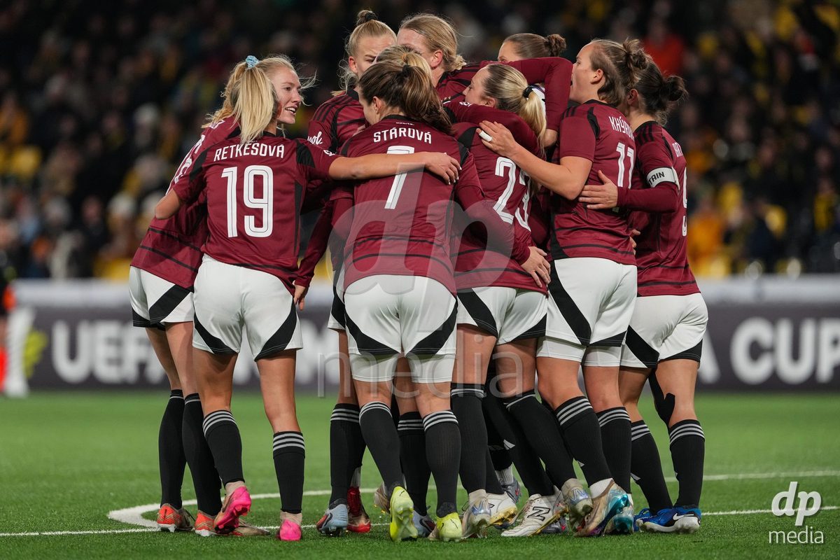 Schweiz: UEFA Women's Europa Cup 2025/26 1/8 final, BSC YB Frauen vs AC Sparta Praha - Stadion Wankdorf, Bern: Franny Cerna (22 Sparta Praha) jubelt nach ihrem tor mit dem Team