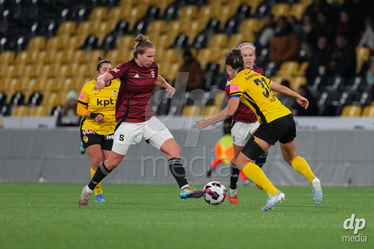 Schweiz: UEFA Women's Europa Cup 2025/26 1/8 final, BSC YB Frauen vs AC Sparta Praha - Stadion Wankdorf, Bern: Michaela Khyrova (11 Sparta Praha) im Duell mit Giulia Schlup (31 YB Frauen)