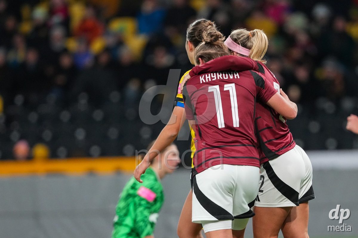 Schweiz: UEFA Women's Europa Cup 2025/26 1/8 final, BSC YB Frauen vs AC Sparta Praha - Stadion Wankdorf, Bern: Michaela Khyrova (11 Sparta Praha) jubelt nach ihrem tor mit Franny Cerna (22 Sparta Praha)