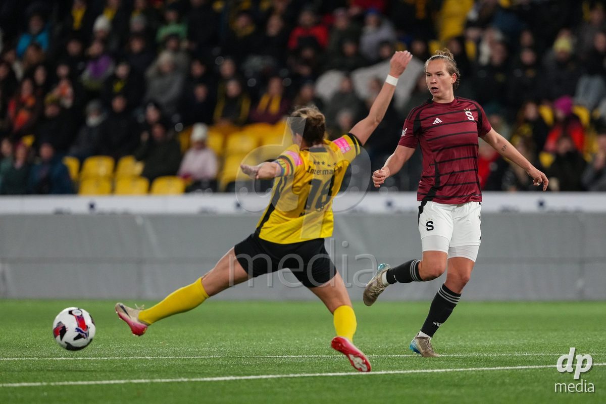Schweiz: UEFA Women's Europa Cup 2025/26 1/8 final, BSC YB Frauen vs AC Sparta Praha - Stadion Wankdorf, Bern: Michaela Khyrova (11 Sparta Praha) im Duell mit Wibke Meister (18 YB Frauen)