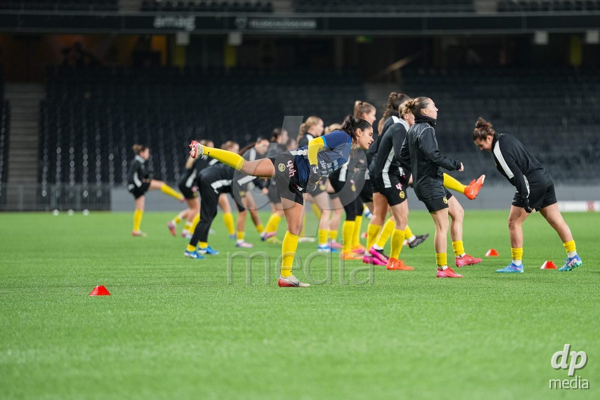 Schweiz: UEFA Women's Europa Cup 2025/26 1/8 final, BSC YB Frauen vs AC Sparta Praha - Stadion Wankdorf, Bern: Laura Frey (26 YB Frauen) während des Aufwärmens