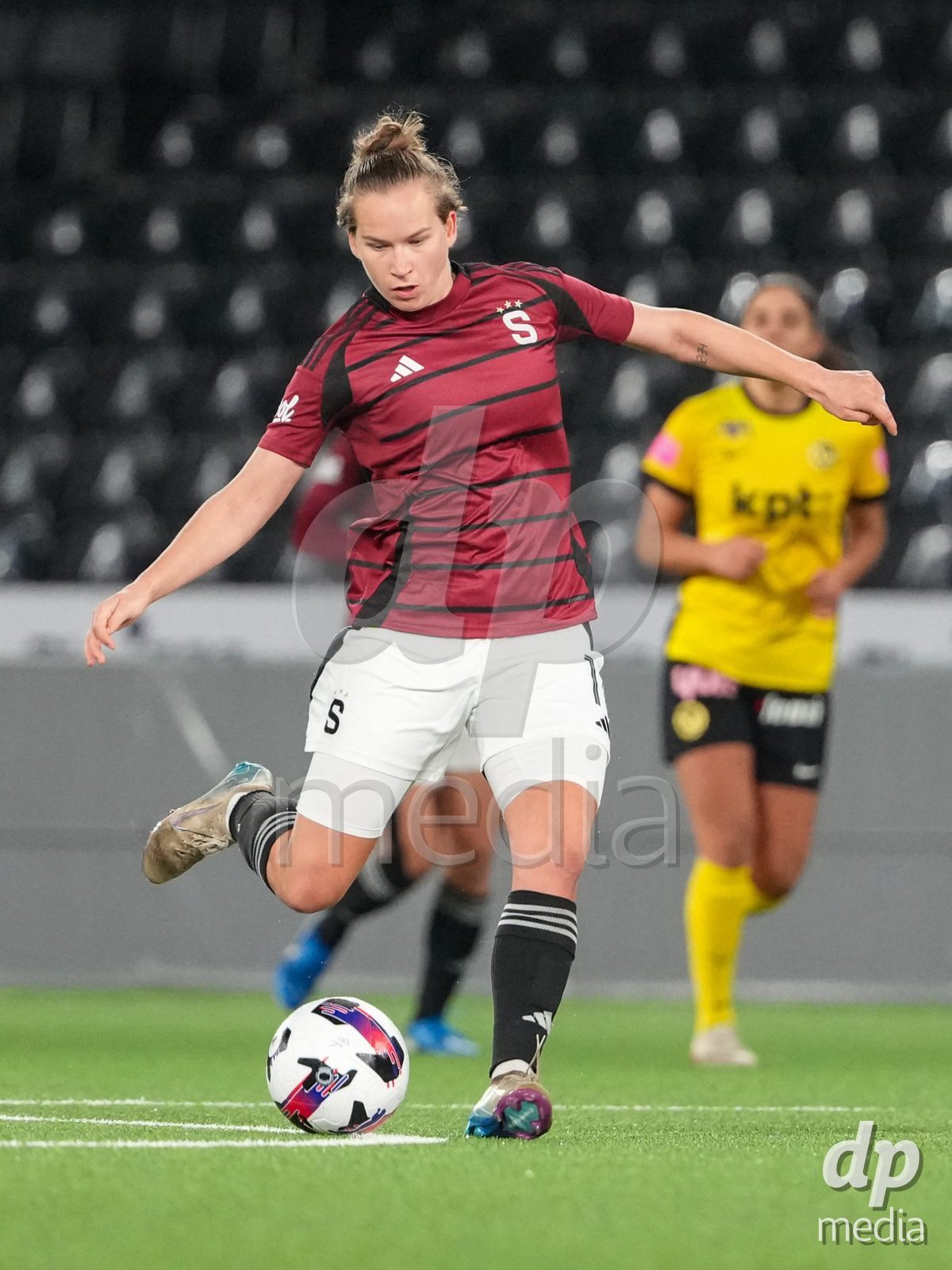 Schweiz: UEFA Women's Europa Cup 2025/26 1/8 final, BSC YB Frauen vs AC Sparta Praha - Stadion Wankdorf, Bern: Michaela Khyrova (11 Sparta Praha) im Duell mit Giulia Schlup (31 YB Frauen)