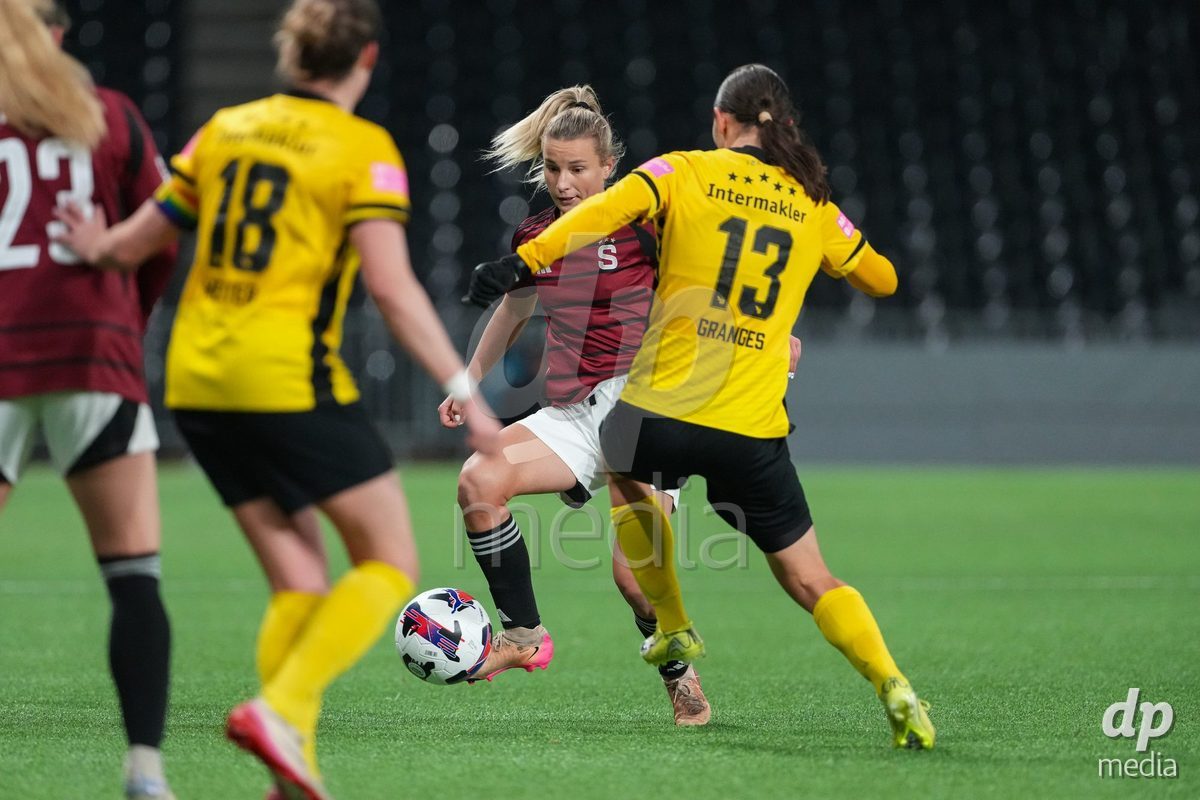 Schweiz: UEFA Women's Europa Cup 2025/26 1/8 final, BSC YB Frauen vs AC Sparta Praha - Stadion Wankdorf, Bern: Laura Retkesova (19 Sparta Praha) im Duell mit Malaurie Granges (13 YB Frauen)