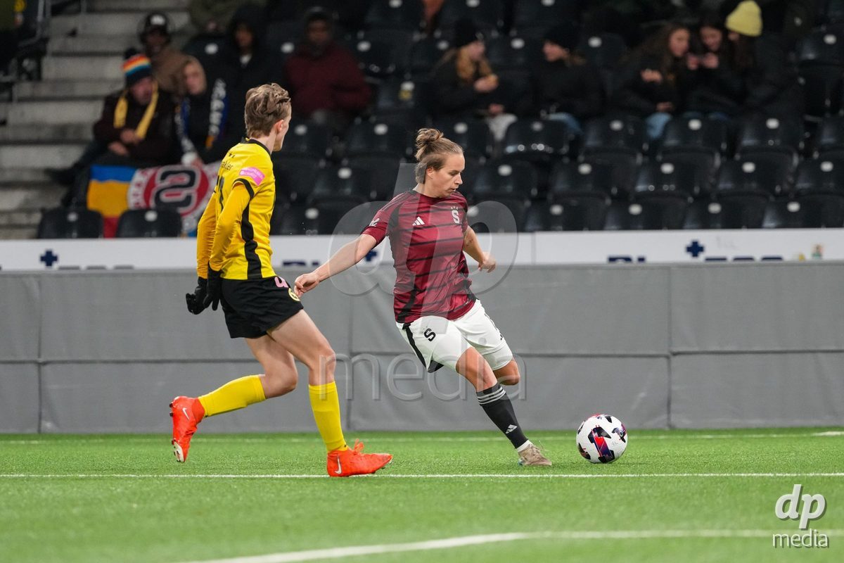Schweiz: UEFA Women's Europa Cup 2025/26 1/8 final, BSC YB Frauen vs AC Sparta Praha - Stadion Wankdorf, Bern: Michaela Khyrova (11 Sparta Praha) im Duell mit Bianca Dysli (23 YB Frauen)