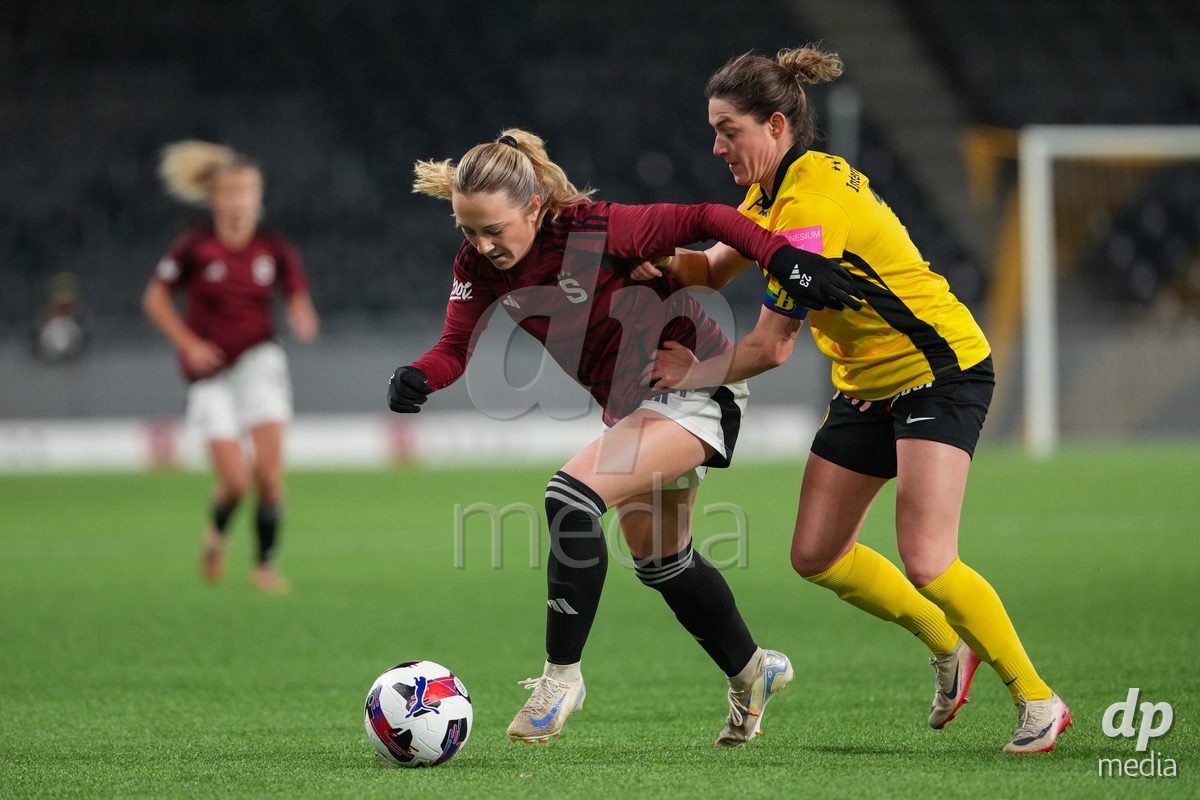 Schweiz: UEFA Women's Europa Cup 2025/26 1/8 final, BSC YB Frauen vs AC Sparta Praha - Stadion Wankdorf, Bern: Elizabeth Ospeck (23 Sparta Praha) im Duell mit Wibke Meister (18 YB Frauen)