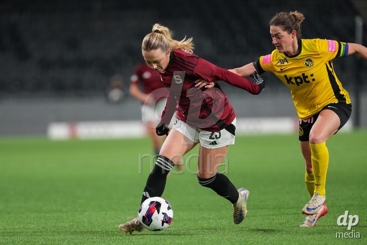 Schweiz: UEFA Women's Europa Cup 2025/26 1/8 final, BSC YB Frauen vs AC Sparta Praha - Stadion Wankdorf, Bern: Elizabeth Ospeck (23 Sparta Praha) im Duell mit Wibke Meister (18 YB Frauen)