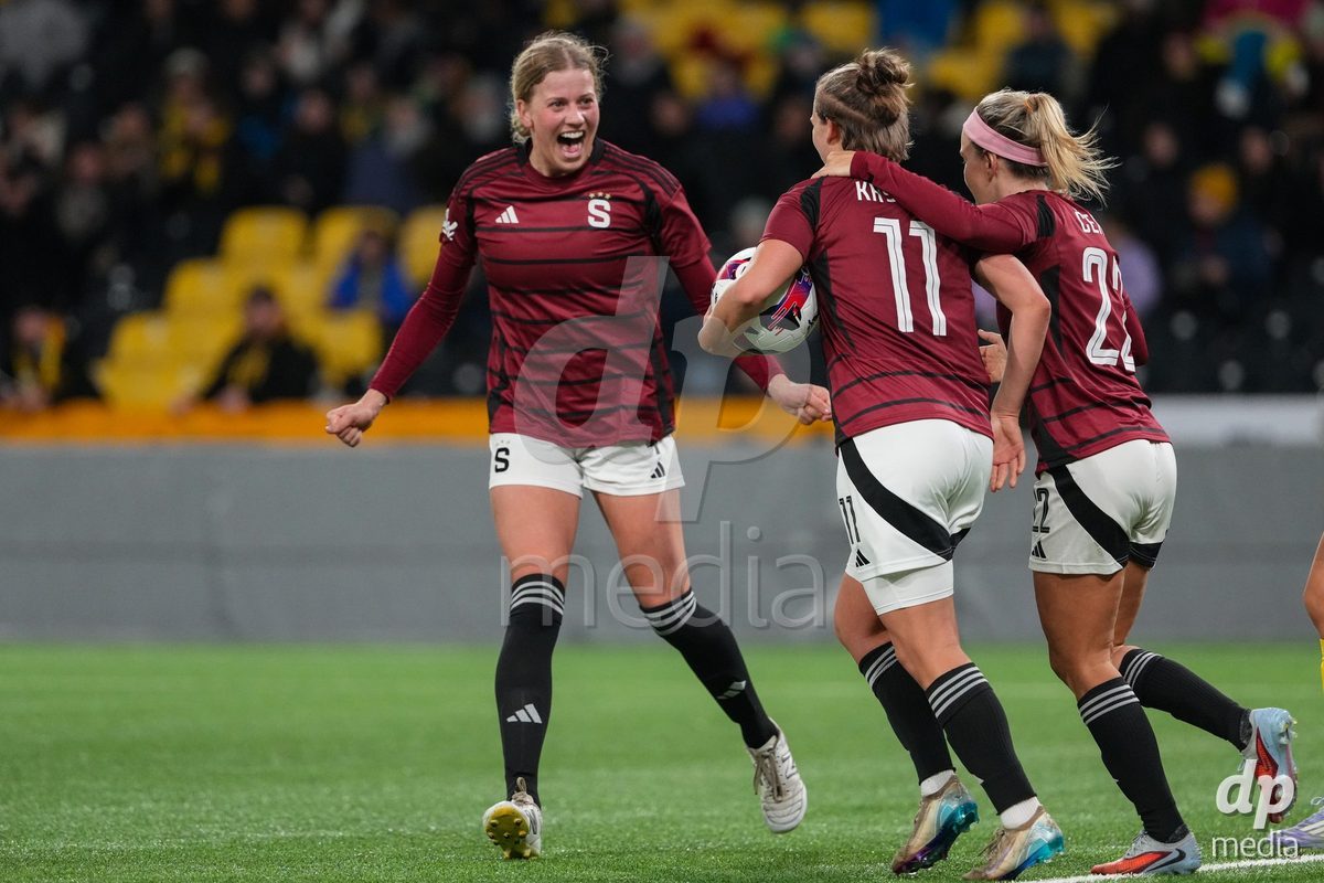 Schweiz: UEFA Women's Europa Cup 2025/26 1/8 final, BSC YB Frauen vs AC Sparta Praha - Stadion Wankdorf, Bern: Michaela Khyrova (11 Sparta Praha) jubelt nach ihrem tor zum 3:0 mit Franny Cerna (22 Sparta Praha) und Hallie Bergford (4 Sparta Praha)