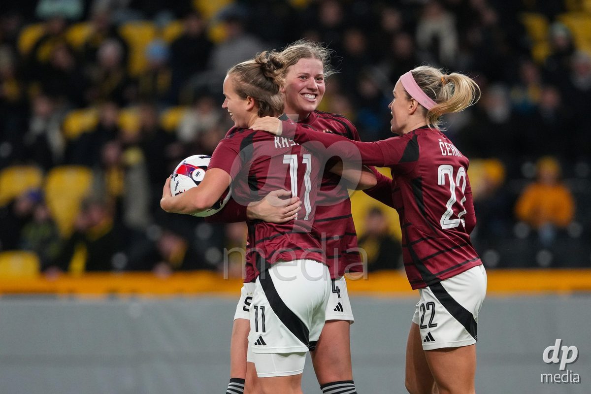 Schweiz: UEFA Women's Europa Cup 2025/26 1/8 final, BSC YB Frauen vs AC Sparta Praha - Stadion Wankdorf, Bern: Michaela Khyrova (11 Sparta Praha) jubelt nach ihrem tor zum 3:0 mit Franny Cerna (22 Sparta Praha) und Hallie Bergford (4 Sparta Praha)