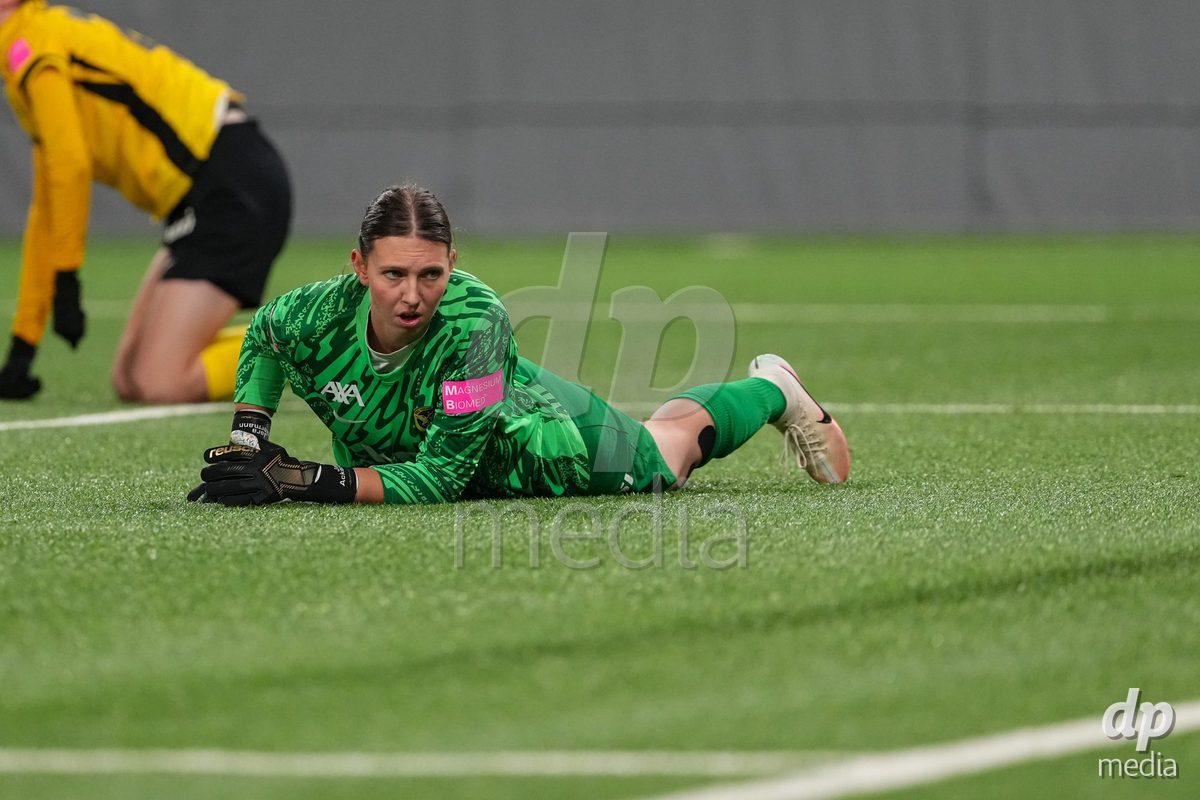 Schweiz: UEFA Women's Europa Cup 2025/26 1/8 final, BSC YB Frauen vs AC Sparta Praha - Stadion Wankdorf, Bern: Torhüter Jara Ackermann (1 YB Frauen) enttäuscht nach dem 3:0