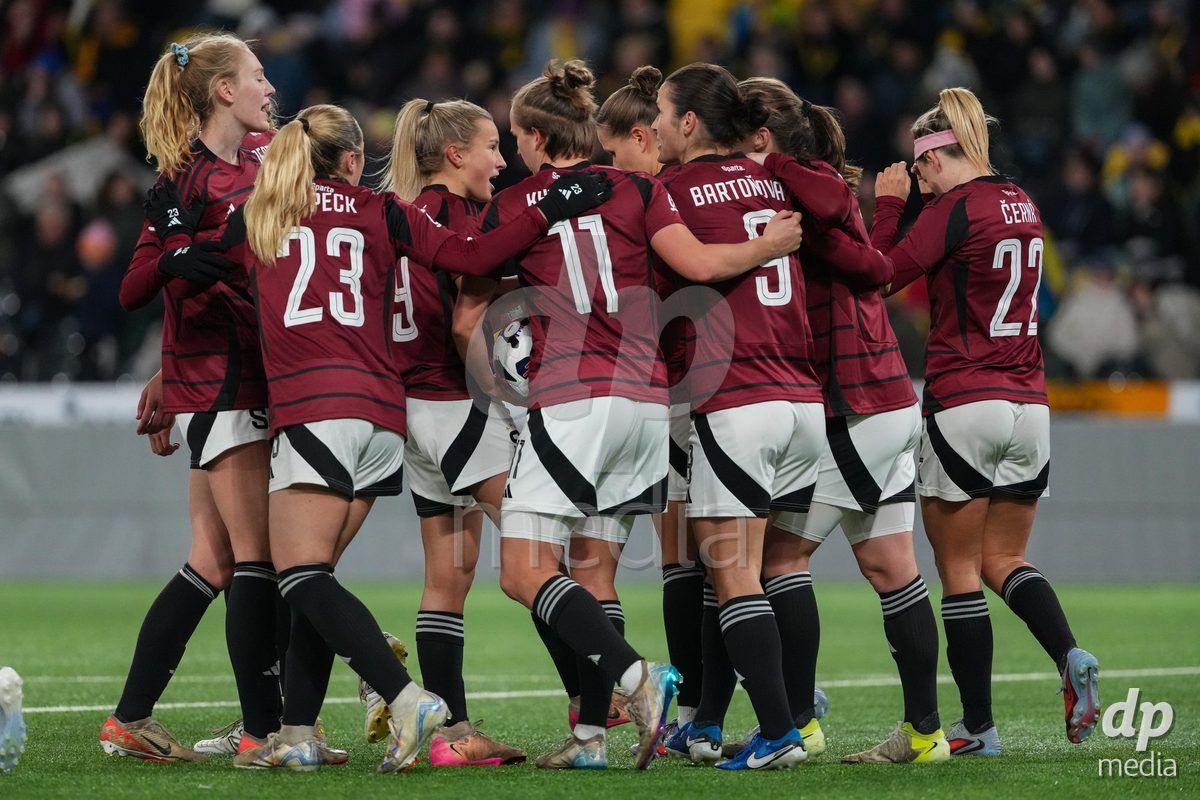 Schweiz: UEFA Women's Europa Cup 2025/26 1/8 final, BSC YB Frauen vs AC Sparta Praha - Stadion Wankdorf, Bern: Michaela Khyrova (11 Sparta Praha) jubelt nach ihrem tor zum 3:0 mit dem Team
