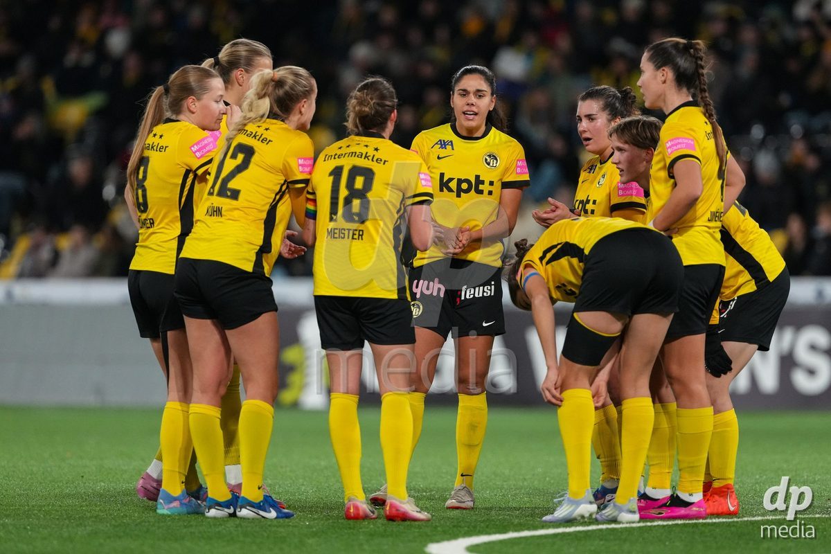 Schweiz: UEFA Women's Europa Cup 2025/26 1/8 final, BSC YB Frauen vs AC Sparta Praha - Stadion Wankdorf, Bern: Laura Frey (26 YB Frauen) mit ihrem Team nach dem 3:0 für AC Sparta Praha