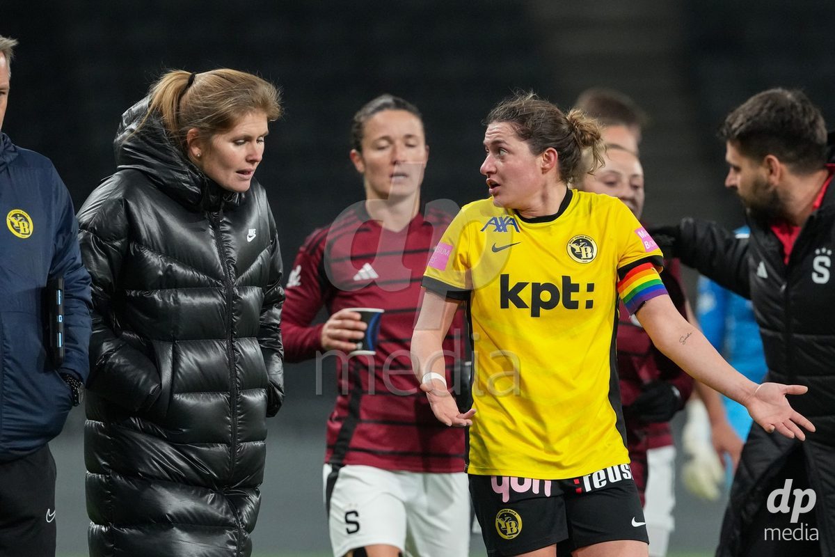 Schweiz: UEFA Women's Europa Cup 2025/26 1/8 final, BSC YB Frauen vs AC Sparta Praha - Stadion Wankdorf, Bern: Wibke Meister (18 YB Frauen) im Gespräch mit head coach Imke Wübbenhorst - head coach Imke Wubbenhorst (YB Frauen)