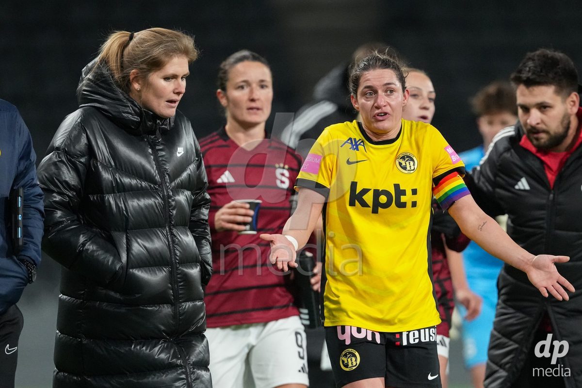 Schweiz: UEFA Women's Europa Cup 2025/26 1/8 final, BSC YB Frauen vs AC Sparta Praha - Stadion Wankdorf, Bern: Wibke Meister (18 YB Frauen) im Gespräch mit head coach Imke Wübbenhorst - head coach Imke Wubbenhorst (YB Frauen)