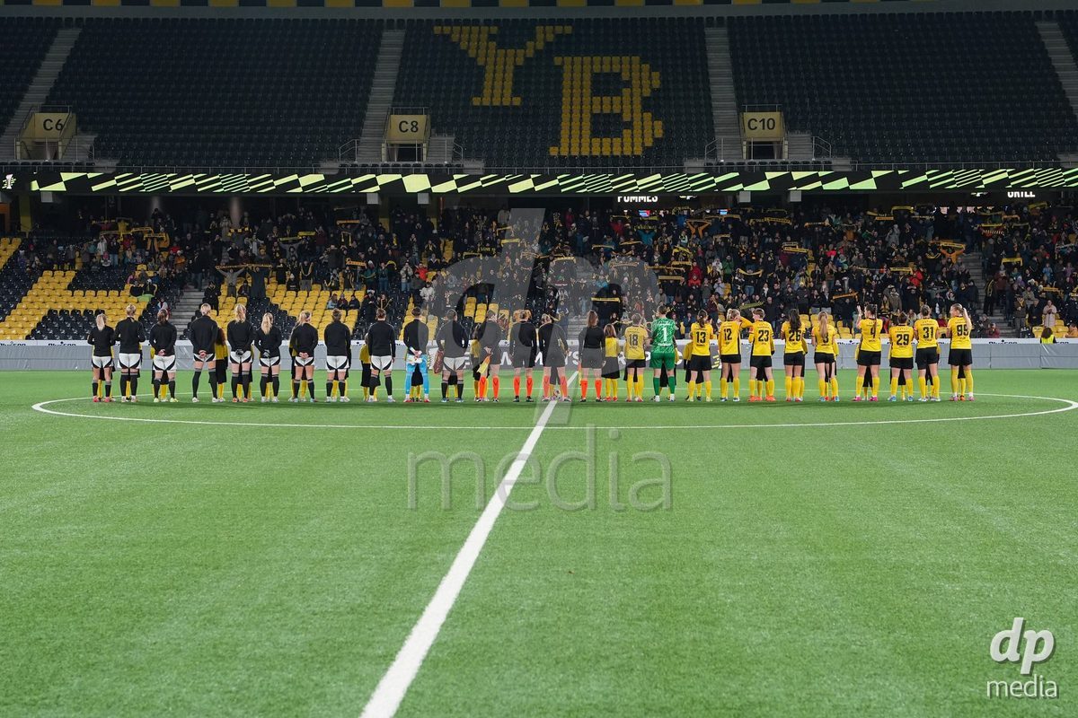Schweiz: UEFA Women's Europa Cup 2025/26 1/8 final, BSC YB Frauen vs AC Sparta Praha - Stadion Wankdorf, Bern: Beide Teams vor dem Spiel