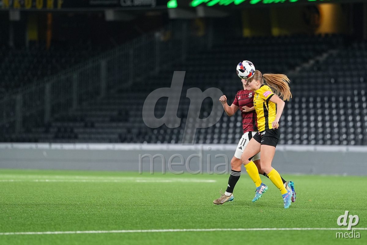 Schweiz: UEFA Women's Europa Cup 2025/26 1/8 final, BSC YB Frauen vs AC Sparta Praha - Stadion Wankdorf, Bern: Noa Linn Münger - Noa Linn Munger (8 YB Frauen) im Duell mit Michaela Khyrova (11 Sparta Praha)