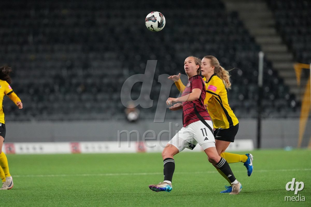 Schweiz: UEFA Women's Europa Cup 2025/26 1/8 final, BSC YB Frauen vs AC Sparta Praha - Stadion Wankdorf, Bern: Michaela Khyrova (11 Sparta Praha) im Duell mit Athena Kuehn (12 YB Frauen)