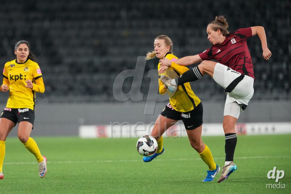 Schweiz: UEFA Women's Europa Cup 2025/26 1/8 final, BSC YB Frauen vs AC Sparta Praha - Stadion Wankdorf, Bern: Michaela Khyrova (11 Sparta Praha) im Duell mit Athena Kuehn (12 YB Frauen)