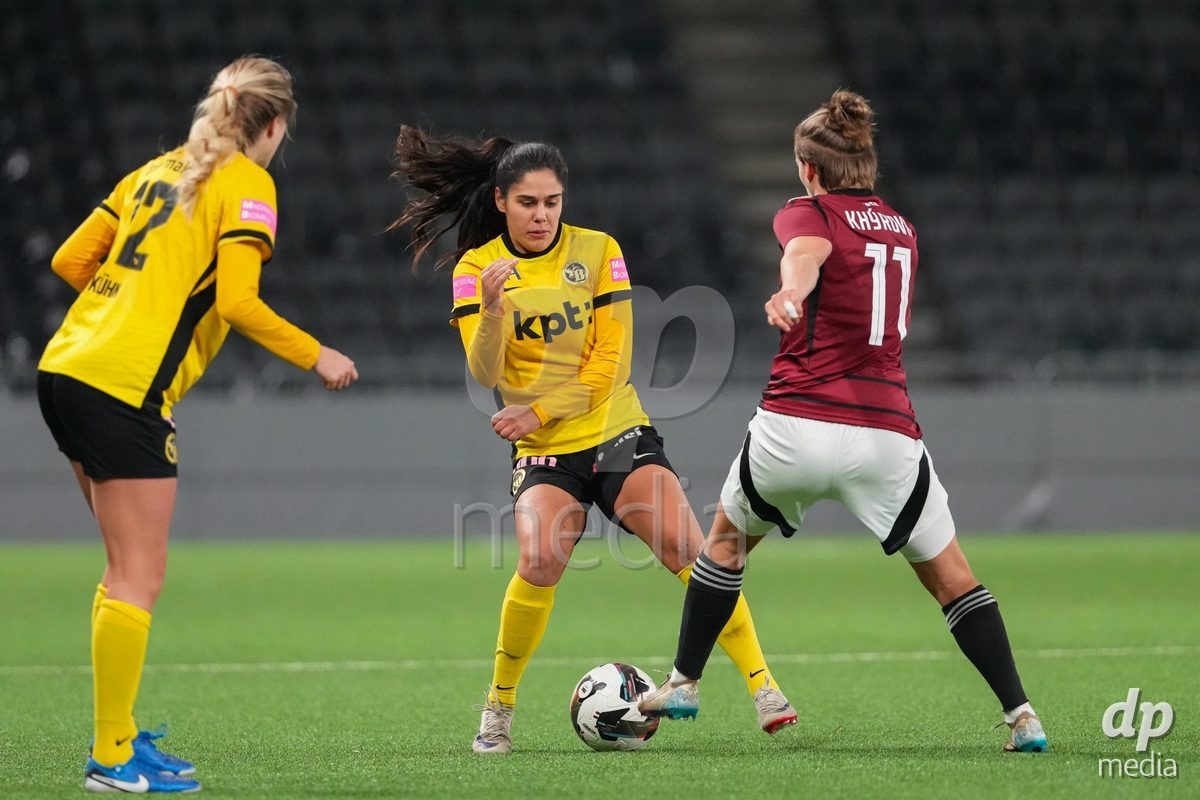 Schweiz: UEFA Women's Europa Cup 2025/26 1/8 final, BSC YB Frauen vs AC Sparta Praha - Stadion Wankdorf, Bern: Michaela Khyrova (11 Sparta Praha) im Duell mit Laura Frey (26 YB Frauen)