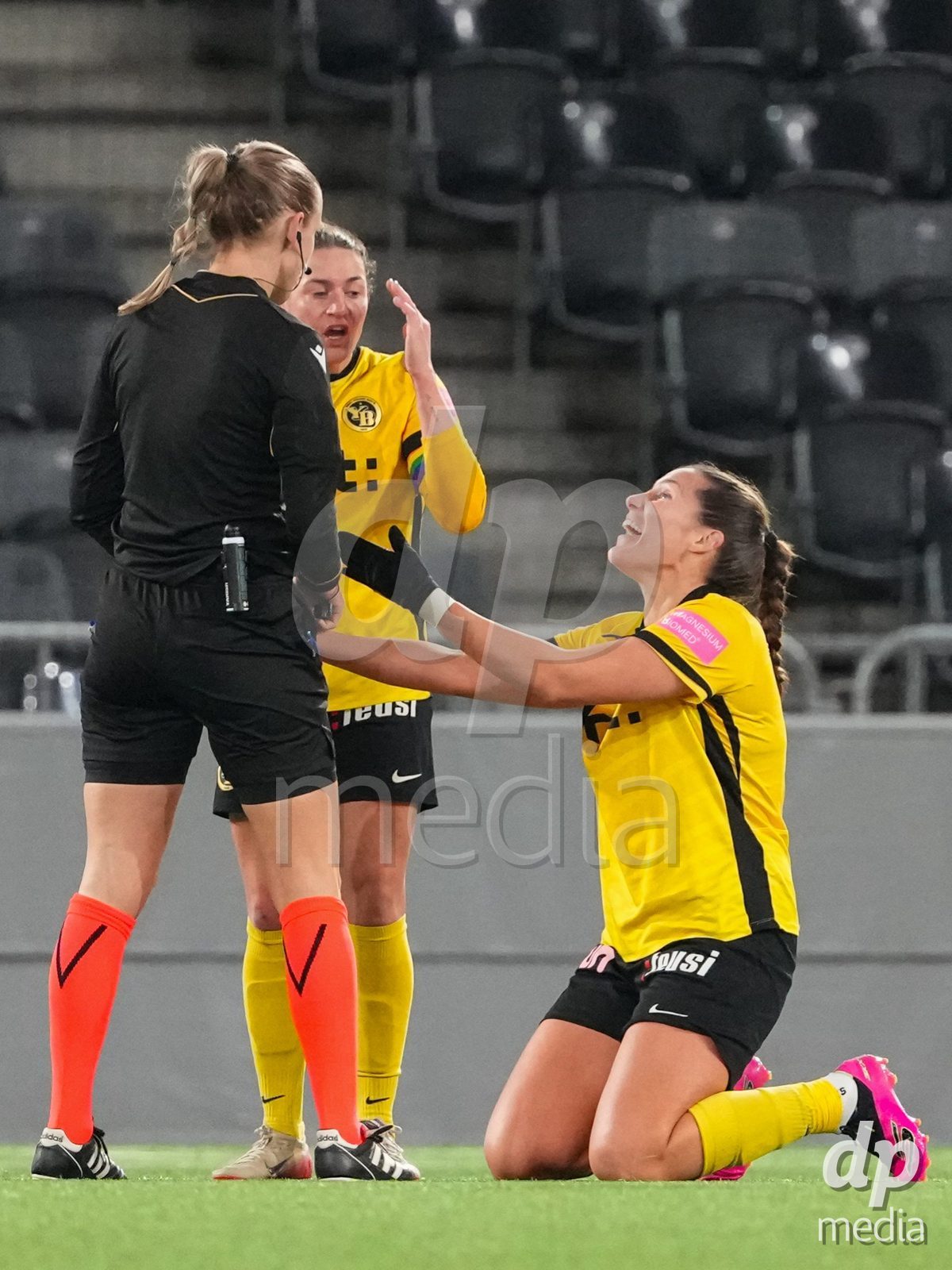 Schweiz: UEFA Women's Europa Cup 2025/26 1/8 final, BSC YB Frauen vs AC Sparta Praha - Stadion Wankdorf, Bern: Geraldine Ess (7 YB Frauen) nach einem Foul
