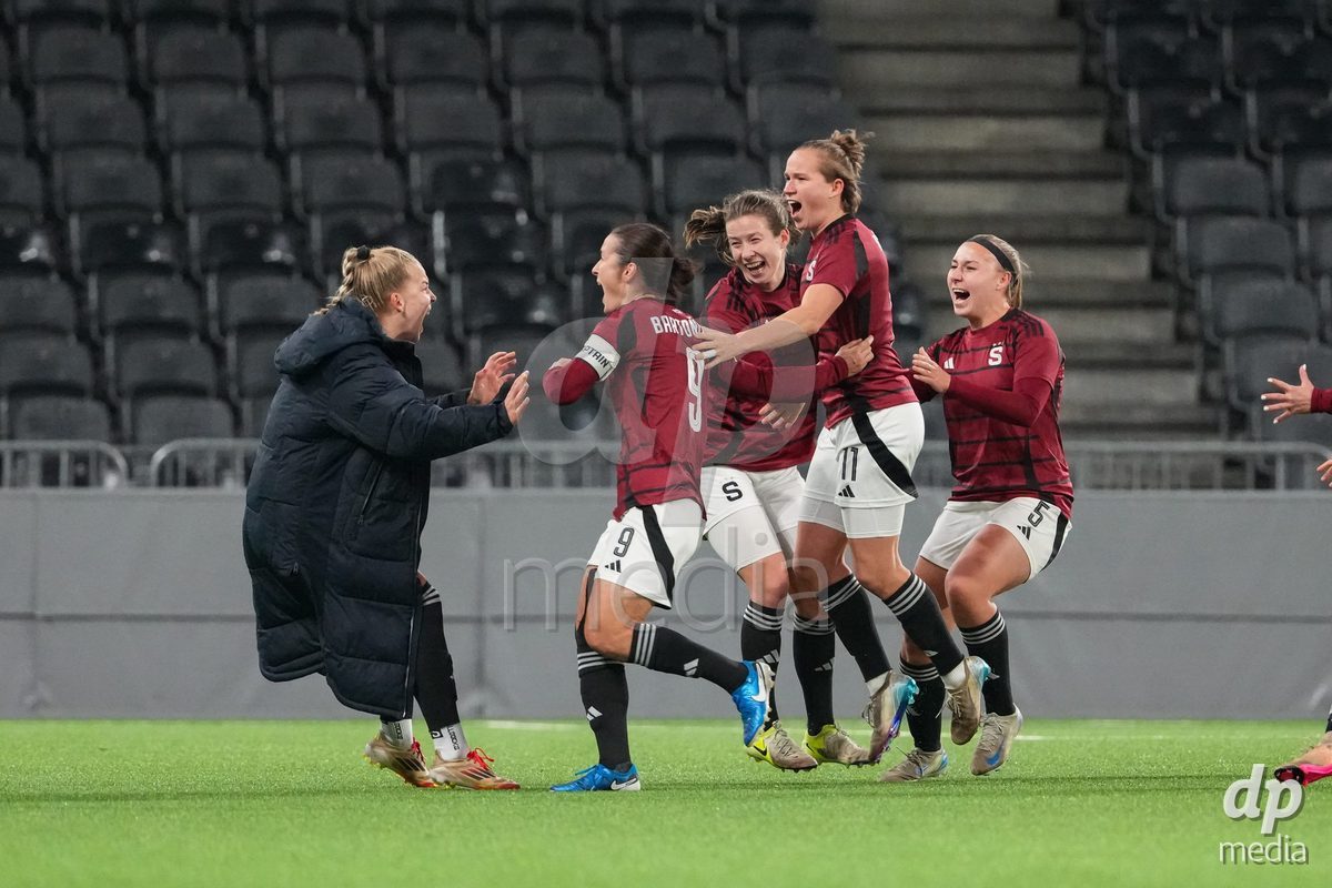 Schweiz: UEFA Women's Europa Cup 2025/26 1/8 final, BSC YB Frauen vs AC Sparta Praha - Stadion Wankdorf, Bern: Michaela Khyrova (11 Sparta Praha) jubelt nach ihrem tor zum Siegestreffer mit dem Team