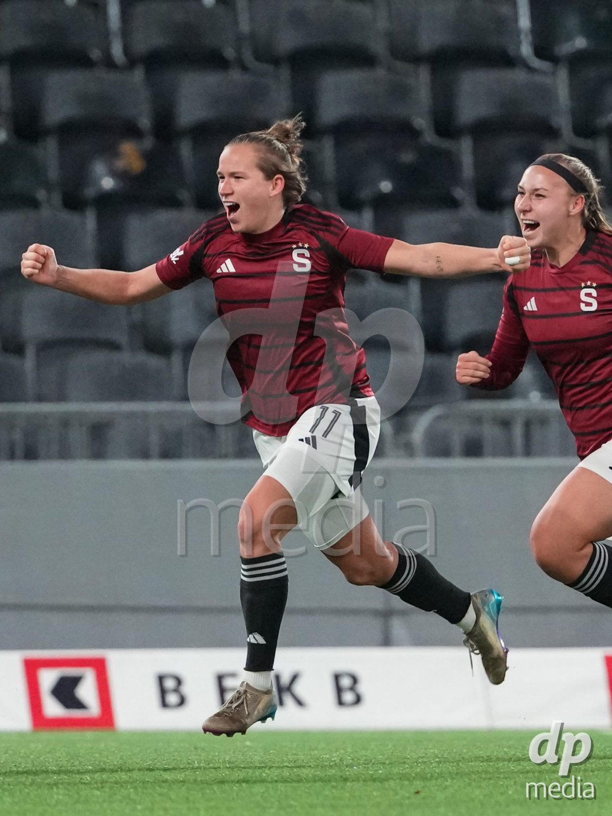 Schweiz: UEFA Women's Europa Cup 2025/26 1/8 final, BSC YB Frauen vs AC Sparta Praha - Stadion Wankdorf, Bern: Michaela Khyrova (11 Sparta Praha) jubelt nach ihrem tor zum Siegestreffer mit dem Team