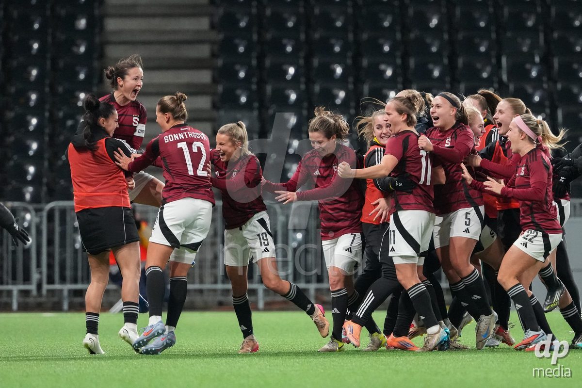 Schweiz: UEFA Women's Europa Cup 2025/26 1/8 final, BSC YB Frauen vs AC Sparta Praha - Stadion Wankdorf, Bern: Michaela Khyrova (11 Sparta Praha) jubelt nach ihrem tor zum Siegestreffer mit dem Team