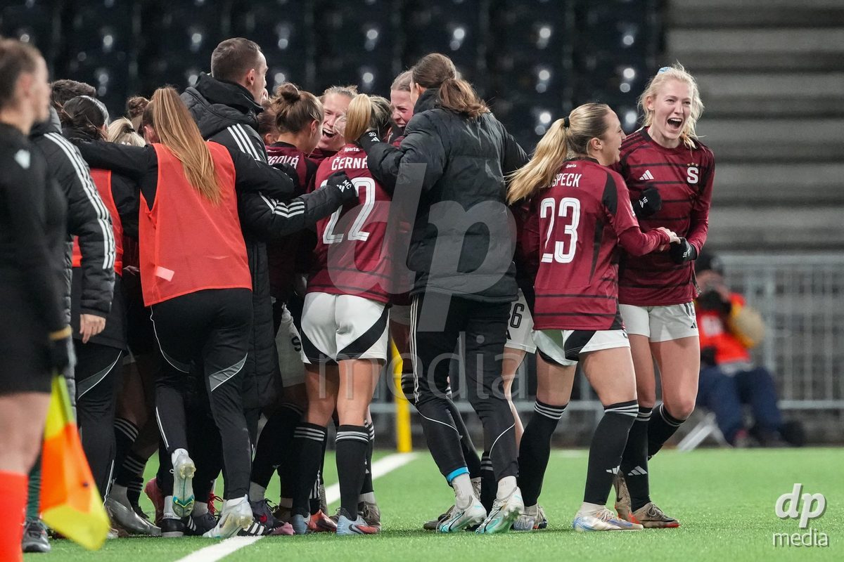 Schweiz: UEFA Women's Europa Cup 2025/26 1/8 final, BSC YB Frauen vs AC Sparta Praha - Stadion Wankdorf, Bern: Michaela Khyrova (11 Sparta Praha) jubelt nach ihrem tor zum Siegestreffer mit dem Team