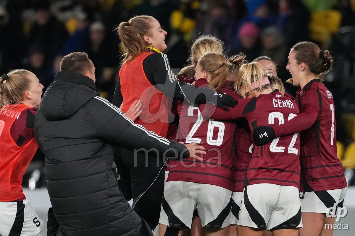 Schweiz: UEFA Women's Europa Cup 2025/26 1/8 final, BSC YB Frauen vs AC Sparta Praha - Stadion Wankdorf, Bern: Spielerinnen des AC Sparta Praha nach dem Sieg gegen BSC YB Frauen und dem Einzug in den 1/4 Final