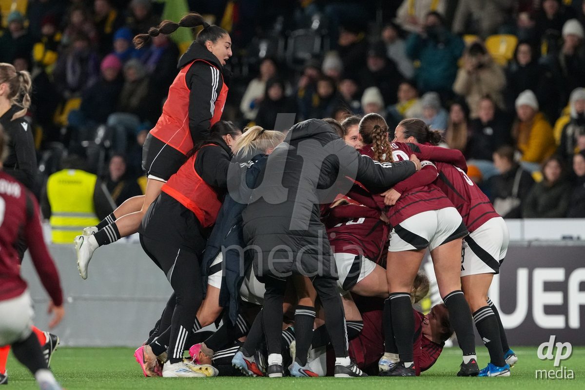 Schweiz: UEFA Women's Europa Cup 2025/26 1/8 final, BSC YB Frauen vs AC Sparta Praha - Stadion Wankdorf, Bern: Spielerinnen des AC Sparta Praha nach dem Sieg gegen BSC YB Frauen und dem Einzug in den 1/4 Final