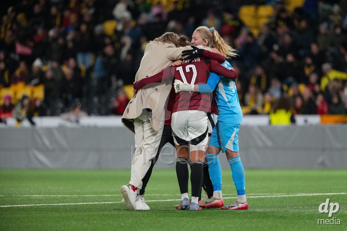 Schweiz: UEFA Women's Europa Cup 2025/26 1/8 final, BSC YB Frauen vs AC Sparta Praha - Stadion Wankdorf, Bern: Spielerinnen des AC Sparta Praha nach dem Sieg gegen BSC YB Frauen und dem Einzug in den 1/4 Final