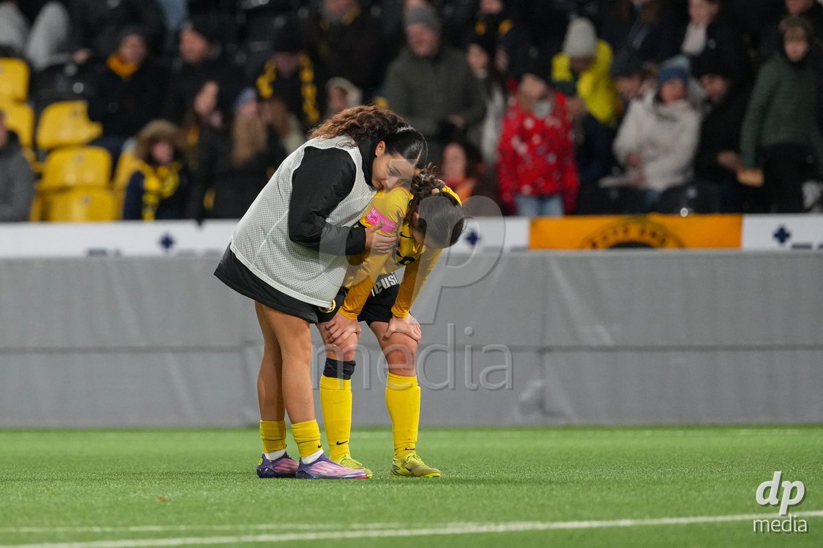 Schweiz: UEFA Women's Europa Cup 2025/26 1/8 final, BSC YB Frauen vs AC Sparta Praha - Stadion Wankdorf, Bern: Malaurie Granges (13 YB Frauen) mit Aida Ragusa (11 YB Frauen) nach der Niederlage gegen AC Sparta Praha