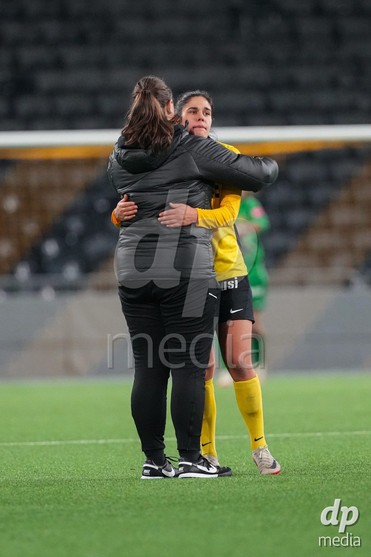 Schweiz: UEFA Women's Europa Cup 2025/26 1/8 final, BSC YB Frauen vs AC Sparta Praha - Stadion Wankdorf, Bern: Laura Frey (26 YB Frauen) nach der Niederlage gegen AC Sparta Praha