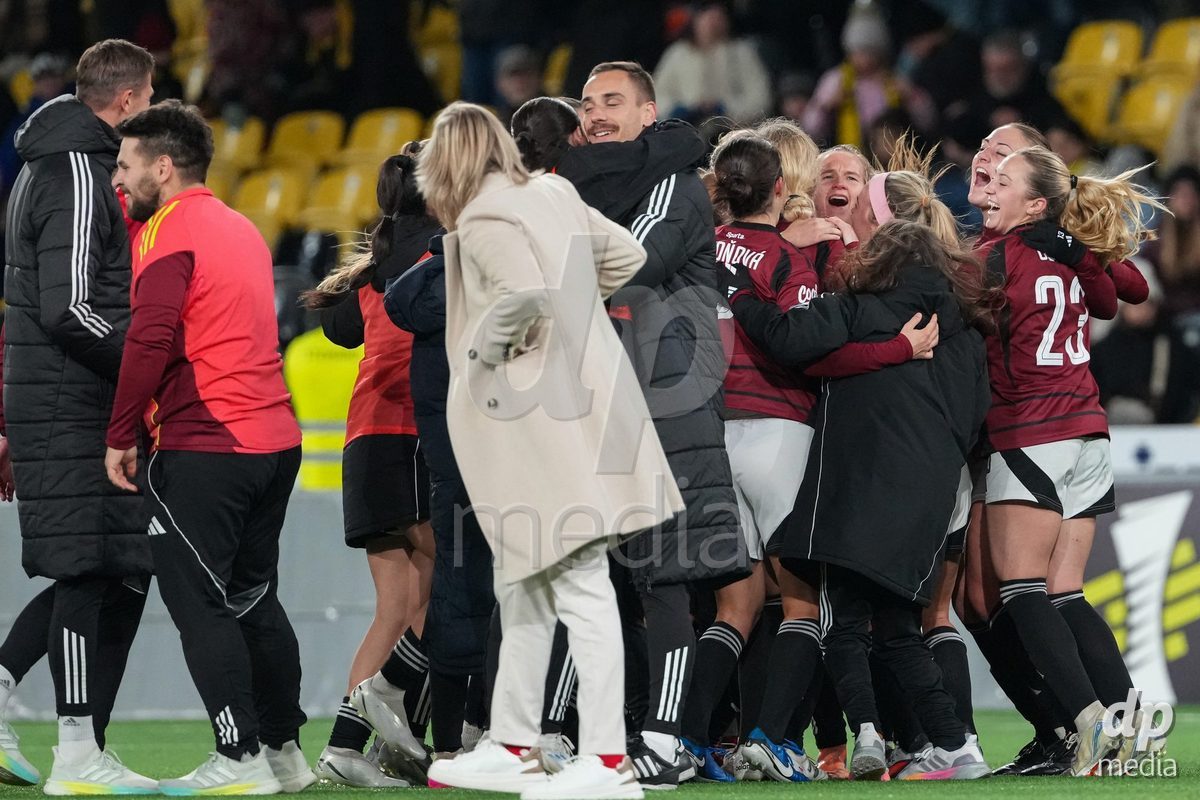 Schweiz: UEFA Women's Europa Cup 2025/26 1/8 final, BSC YB Frauen vs AC Sparta Praha - Stadion Wankdorf, Bern: Spielerinnen des AC Sparta Praha nach dem Sieg gegen BSC YB Frauen und dem Einzug in den 1/4 Final