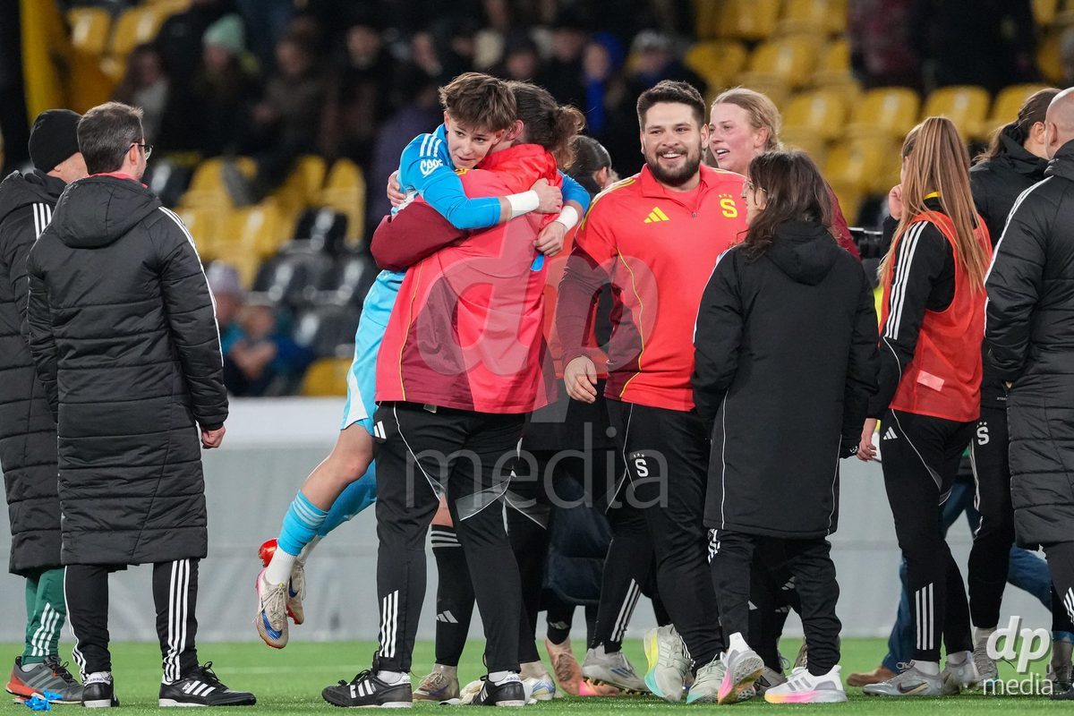 Schweiz: UEFA Women's Europa Cup 2025/26 1/8 final, BSC YB Frauen vs AC Sparta Praha - Stadion Wankdorf, Bern: Spielerinnen des AC Sparta Praha nach dem Sieg gegen BSC YB Frauen und dem Einzug in den 1/4 Final
