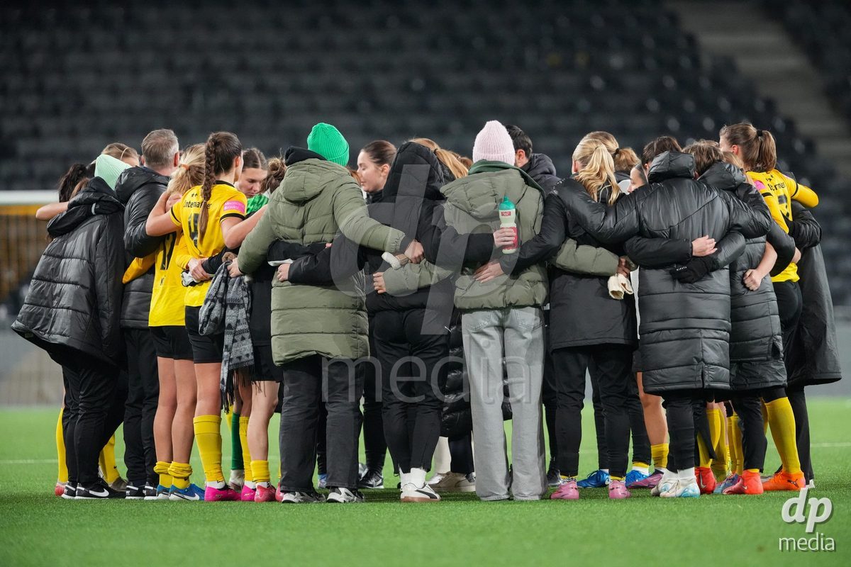 Schweiz: UEFA Women's Europa Cup 2025/26 1/8 final, BSC YB Frauen vs AC Sparta Praha - Stadion Wankdorf, Bern: Spielerinnen der BSC YB Frauen nach der Niederlage gegen AC Sparta Praha und dem Ausscheiden im 1/8 Final