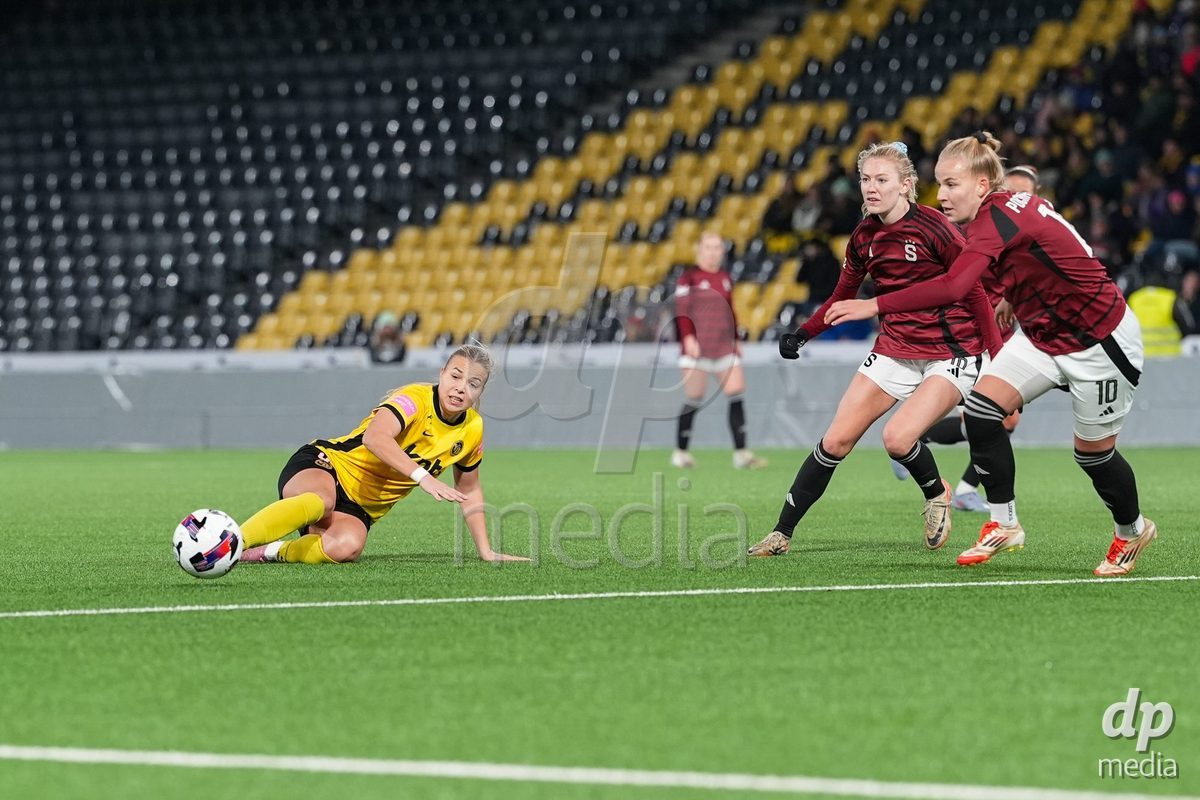 Schweiz: UEFA Women's Europa Cup 2025/26 1/8 final, BSC YB Frauen vs AC Sparta Praha - Stadion Wankdorf, Bern: Maja Jelcic (99 YB Frauen) in aktion gegen Aneta Pochmanova (10 Sparta Praha) und Tori Hansen (16 Sparta Praha)