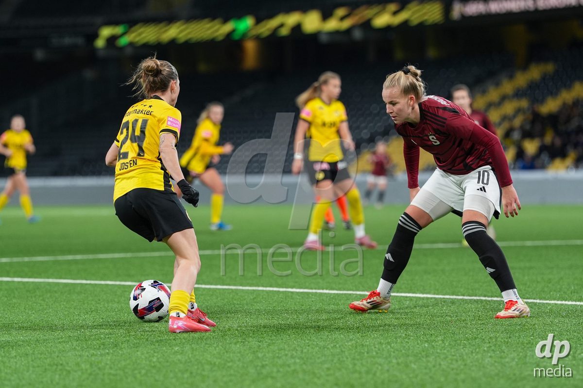 Schweiz: UEFA Women's Europa Cup 2025/26 1/8 final, BSC YB Frauen vs AC Sparta Praha - Stadion Wankdorf, Bern: Lisa Josten (24 YB Frauen) im Duell mit Aneta Pochmanova (10 Sparta Praha)