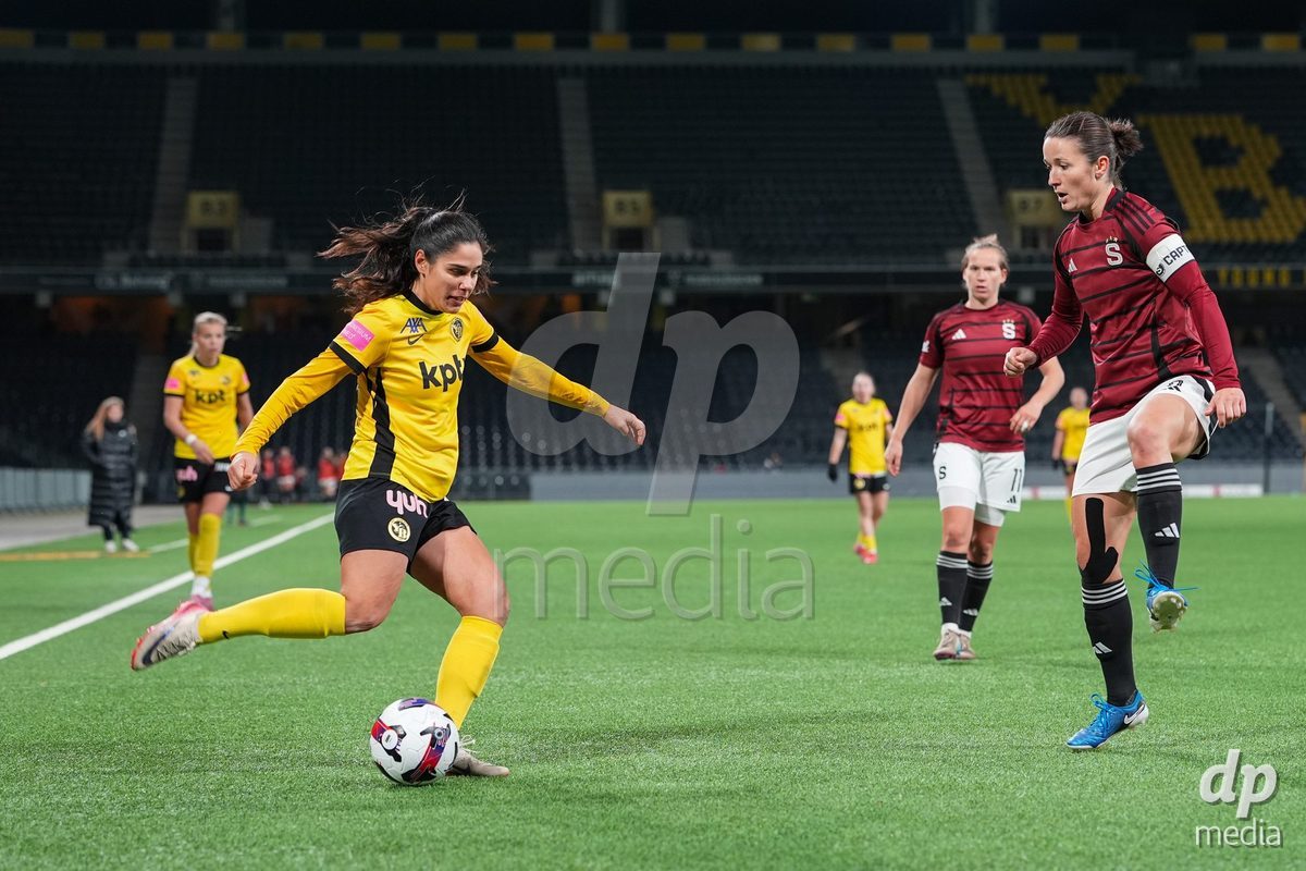 Schweiz: UEFA Women's Europa Cup 2025/26 1/8 final, BSC YB Frauen vs AC Sparta Praha - Stadion Wankdorf, Bern: Laura Frey (26 YB Frauen) im Duell mit Eva Bartonova (9 Sparta Praha)
