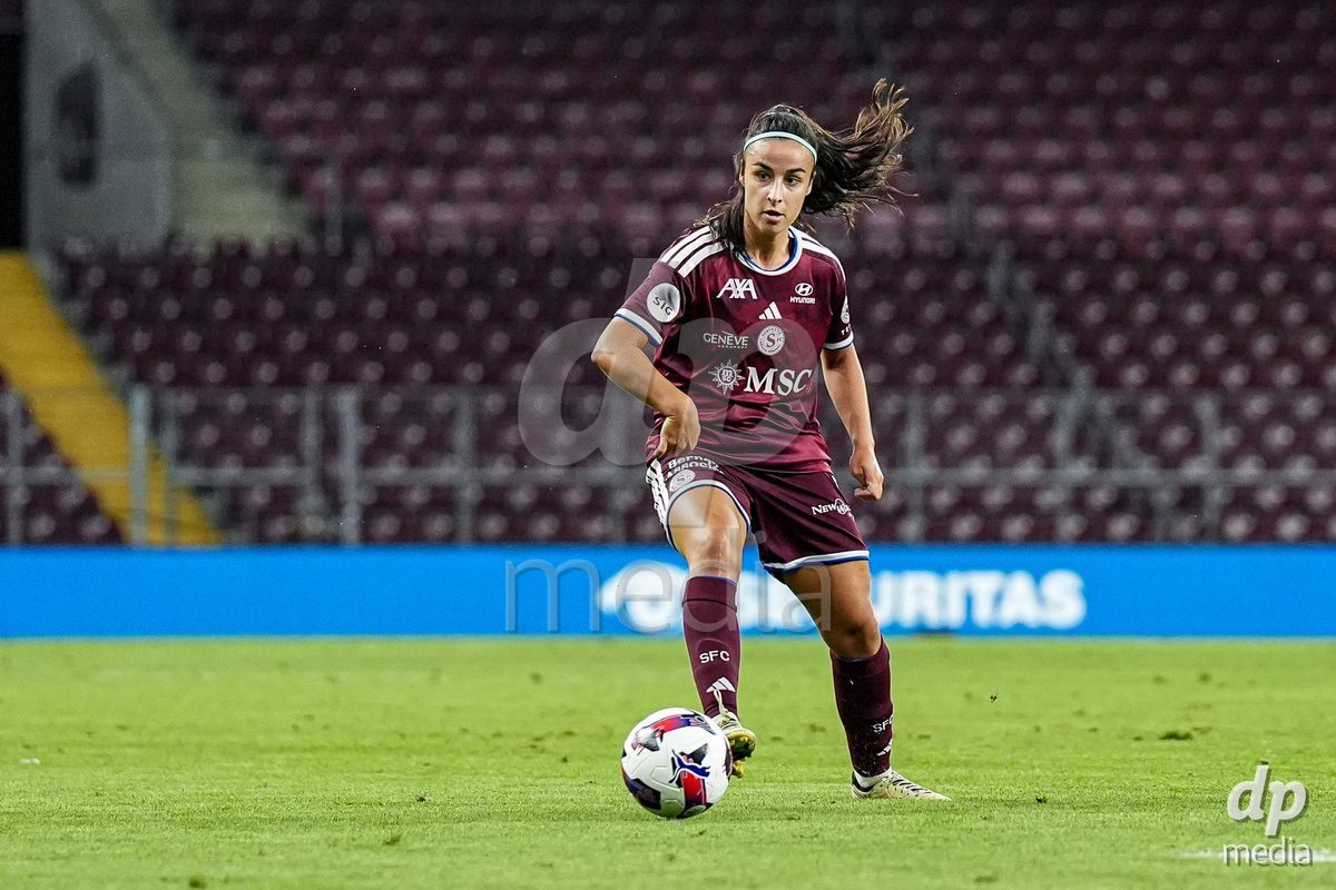 Geneva, Switzerland - September 2: Paola Hernandez of Servette controls the ball during the UEFA Women's Champions League match between Servette FC Chenois Feminin and AC Sparta Praha at Stade de Geneve on September 2, 2026 in Geneva, Switzerland.