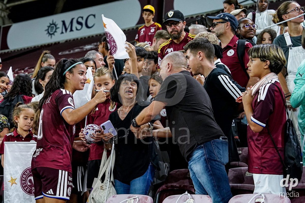 Geneva, Switzerland - September 2: Players of Servette sign autographs for fans after the victory during the UEFA Women's Champions League match between Servette FC Chenois Feminin and AC Sparta Praha at Stade de Geneve on September 2, 2026 in Geneva, Switzerland.