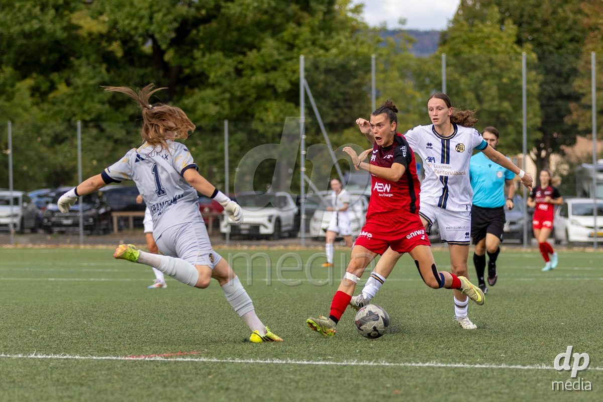 Aarau, Switzerland - September 5: XX during the AXA Women's Super League match between FC Aarau Frauen and FC Luzern at Sportanlage Schachen on September 5, 2026 in Aarau, Switzerland. Giulia Bison of FC Aarau Frauen (R) fights for the ball with goalkeeper Lea Kramowiku of FC Luzern Frauen (L)
