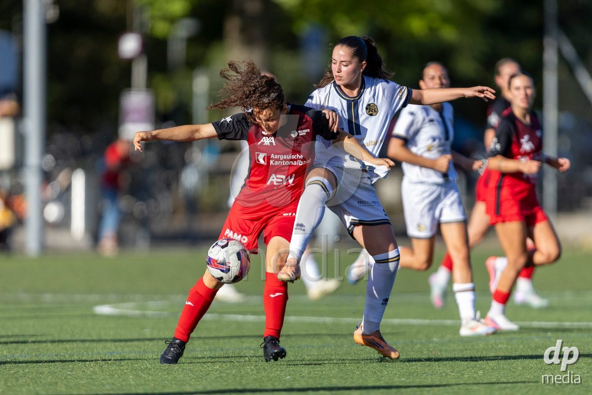 Aarau, Switzerland - September 5: Melissa Rondalli of FC Luzern Frauen (R) battles for the ball with Nathalie Widmer of FC Aarau Frauen (L) during the AXA Women's Super League match between FC Aarau Frauen and FC Luzern at Sportanlage Schachen on September 5, 2026 in Aarau, Switzerland.