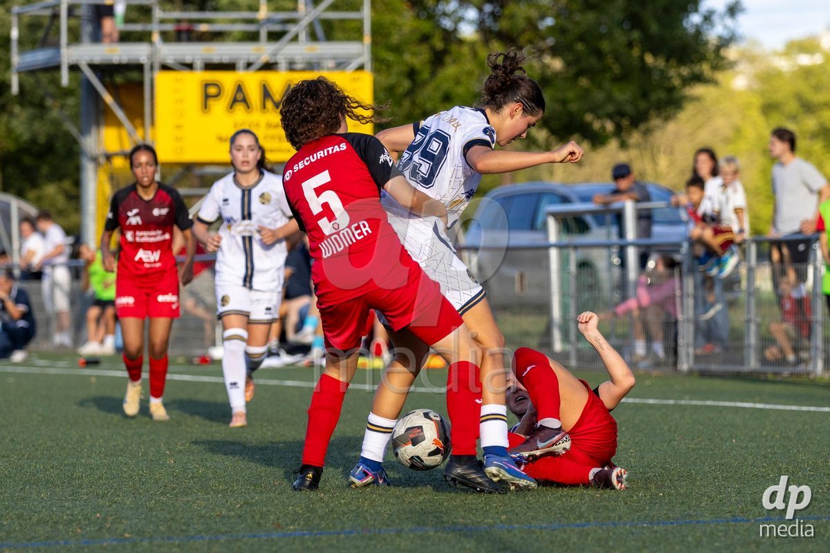 Aarau, Switzerland - September 5: XX during the AXA Women's Super League match between FC Aarau Frauen and FC Luzern at Sportanlage Schachen on September 5, 2026 in Aarau, Switzerland. Alyssa Keller of FC Luzern Frauen (R) battles for the ball with Nathalie Widmer of FC Aarau Frauen (R)