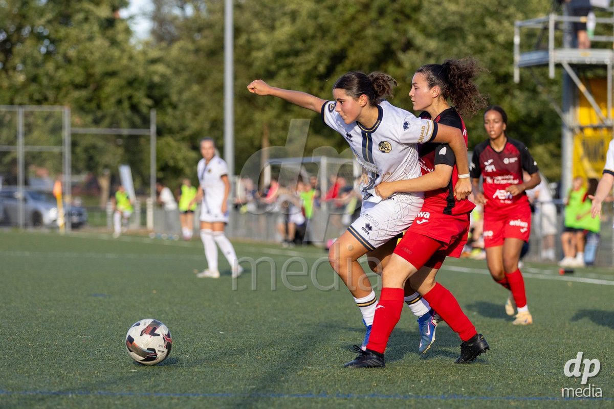 Aarau, Switzerland - September 5: XX during the AXA Women's Super League match between FC Aarau Frauen and FC Luzern at Sportanlage Schachen on September 5, 2026 in Aarau, Switzerland. Nathalie Widmer of FC Aarau Frauen (R) fights for the ball with Alyssa Keller of FC Luzern Frauen (L)