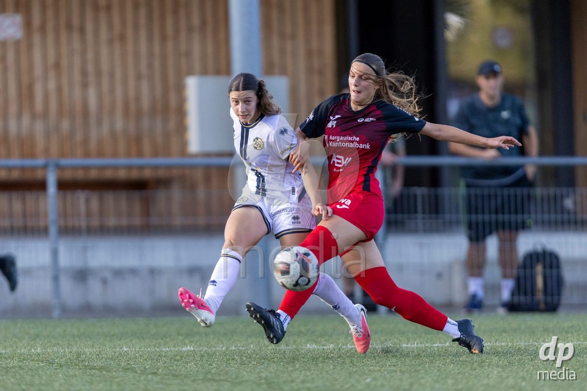 Aarau, Switzerland - September 5: Ramona Schallberger of FC Luzern Frauen (L) passes the ball under pressure from Eriona Elezi of FC Aarau Frauen (R) during the AXA Women's Super League match between FC Aarau Frauen and FC Luzern at Sportanlage Schachen on September 5, 2026 in Aarau, Switzerland.